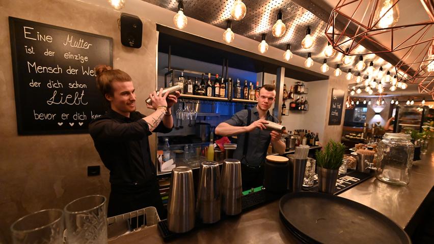 Bringt das die Barkultur zurück nach Erlangen? Das Café am Bohlenplatz hat nun auch abends geöffnet
