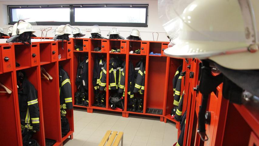 Schutzhelme hängen in Reih' und Glied: Zwei Umkleiden (m/w) hat das Feuerwehrhaus.