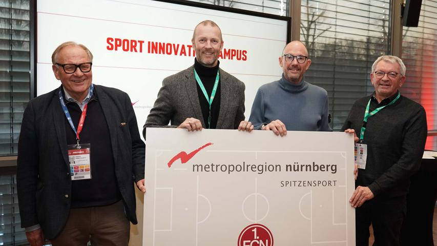 Klaus Wübbenhorst (2.v.r.) und Johann Kalb (r.) übergeben die Auszeichnung an Thomas Grethlein, den Aufsichtsratsvorsitzenden des 1. FC Nürnberg (l.), und Niels Rossow.