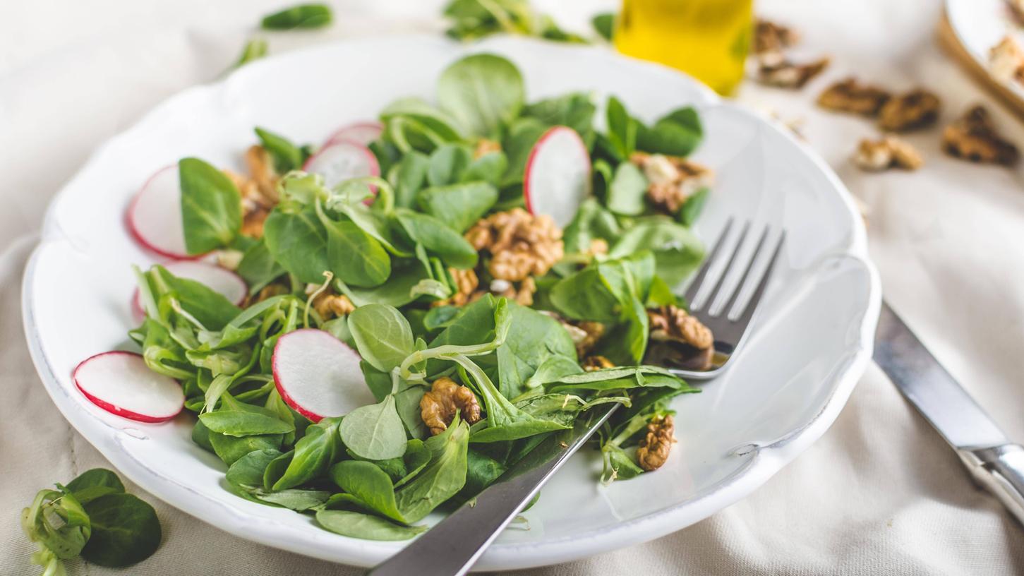 Ob in einem gesunden Salat oder in einem Kuchen: Walnüsse lassen sich in der Küche in vielen Variationen einsetzen.