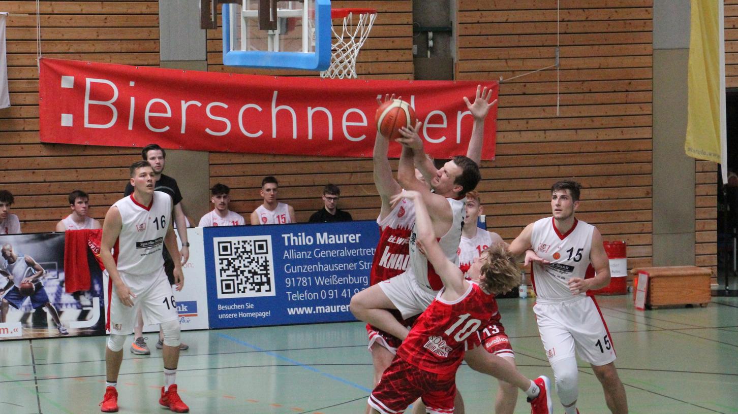 Zwischen den VfL-Baskets Treuchtlingen und dem Bundesliga-Nachwuchs der Würzburger dürfte es wieder ein packendes Spiel geben – unser Bild stammt vom letztjährigen Duell beider Teams in der Weißenburger Landkreishalle. Zwischen den VfL-Baskets Treuchtlingen und dem Bundesliga-Nachwuchs der Würzburger dürfte es wieder ein packendes Spiel geben – unser Bild stammt vom letztjährigen Duell beider Teams in der Weißenburger Landkreishalle.