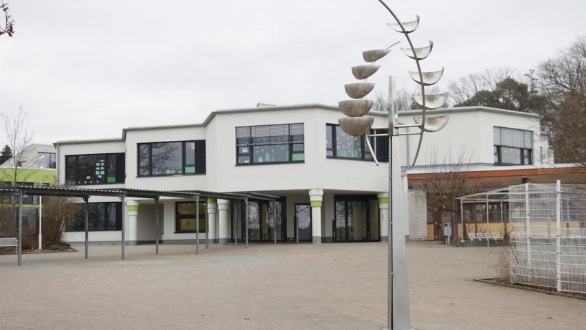 Die Grundschule Heßdorfs mit Hort und Kita befindet sich in Hannberg.