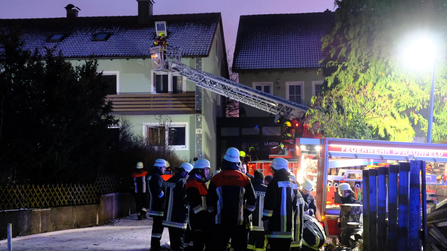 Mit der Drehleiter der Feuerwehr Pleinfeld wurde die Bewohnerin des Dachgeschosses des Mehrfamilienhauses in Ettenstatt in Sicherheit gebracht. 