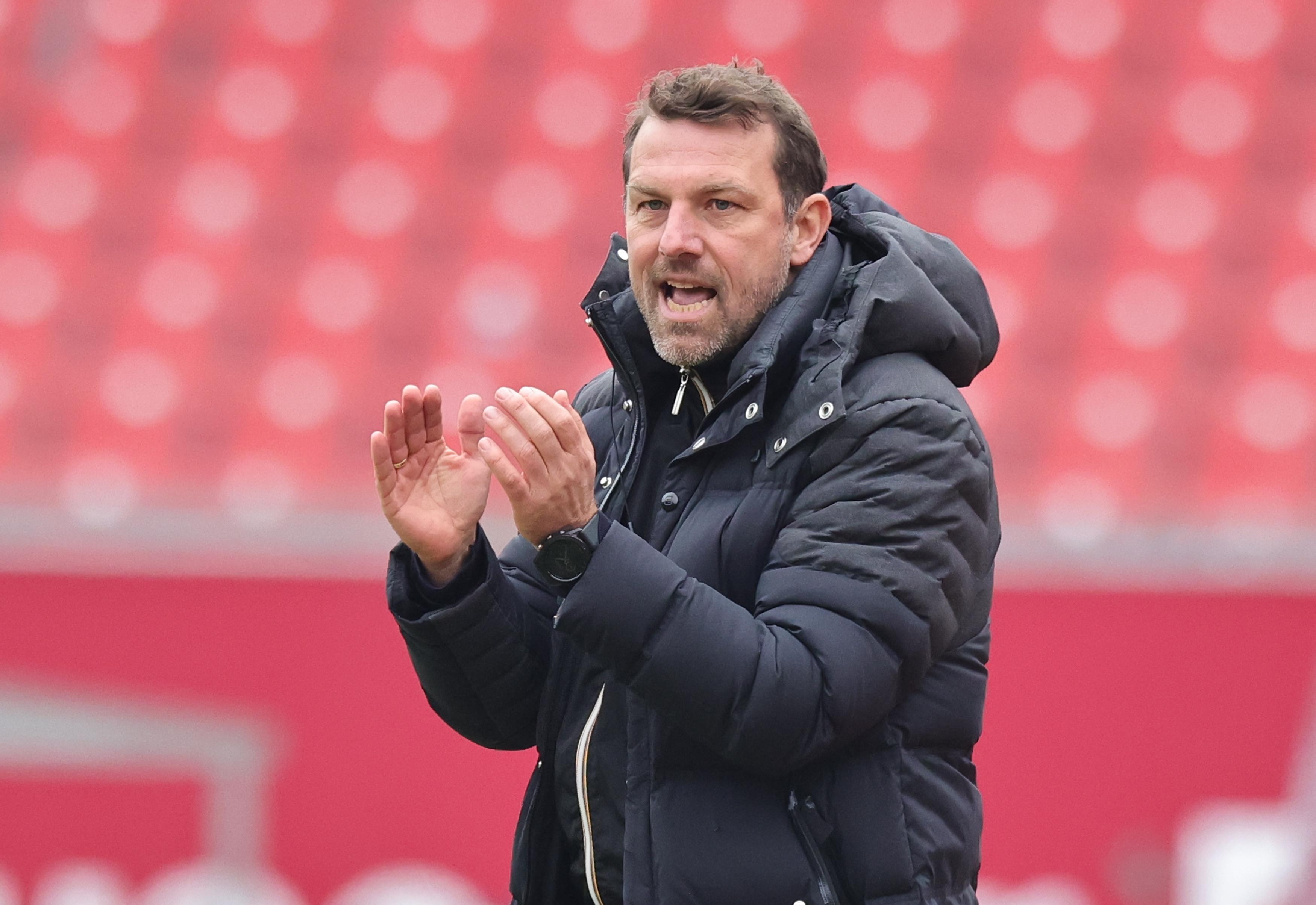 Die vergangenen Tage waren eine Achterbahnfahrt für Fans und Team des 1. FC Nürnberg. Nach der Last-Minute-Niederlage im Derby in Fürth gewann der FCN unter der Woche im Pokal-Achtelfinale im Elfmeterschießen gegen Düsseldorf. Nun folgt wieder der triste Liga-Alltag - mit einem Kellerduell zwischen Club (Platz 16 der Tabelle) und Jahn Regensburg (Platz 17).  