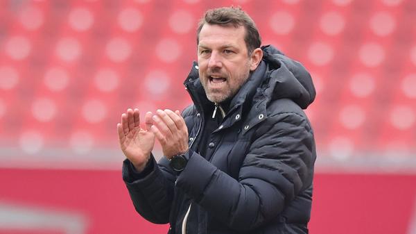 Die vergangenen Tage waren eine Achterbahnfahrt für Fans und Team des 1. FC Nürnberg. Nach der Last-Minute-Niederlage im Derby in Fürth gewann der FCN unter der Woche im Pokal-Achtelfinale im Elfmeterschießen gegen Düsseldorf. Nun folgt wieder der triste Liga-Alltag - mit einem Kellerduell zwischen Club (Platz 16 der Tabelle) und Jahn Regensburg (Platz 17).