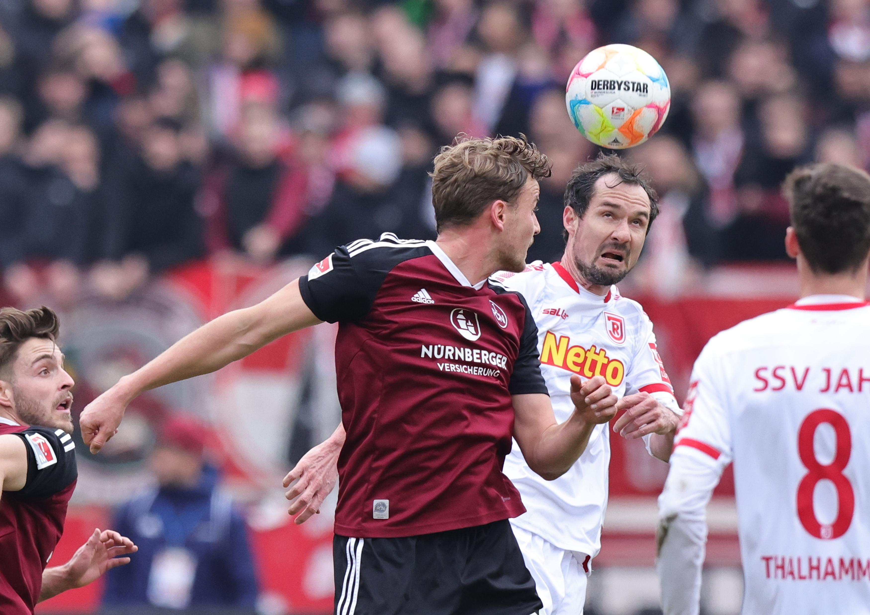 Der Treffer soll aber nicht darüber hinwegtäuschen, dass beide Mannschaften hier schwere Kost servieren. Ein müder Beginn zweier schwacher Offensivabteilungen: Der FCN stellt die schlechteste Offensive der Liga mit nur 16 Toren in 19 Spielen, der Jahn mit 21 Toren aus 19 Spielen die drittschlechteste Offensive.   