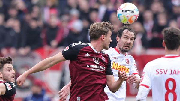 Der Treffer soll aber nicht darüber hinwegtäuschen, dass beide Mannschaften hier schwere Kost servieren. Ein müder Beginn zweier schwacher Offensivabteilungen: Der FCN stellt die schlechteste Offensive der Liga mit nur 16 Toren in 19 Spielen, der Jahn mit 21 Toren aus 19 Spielen die drittschlechteste Offensive.