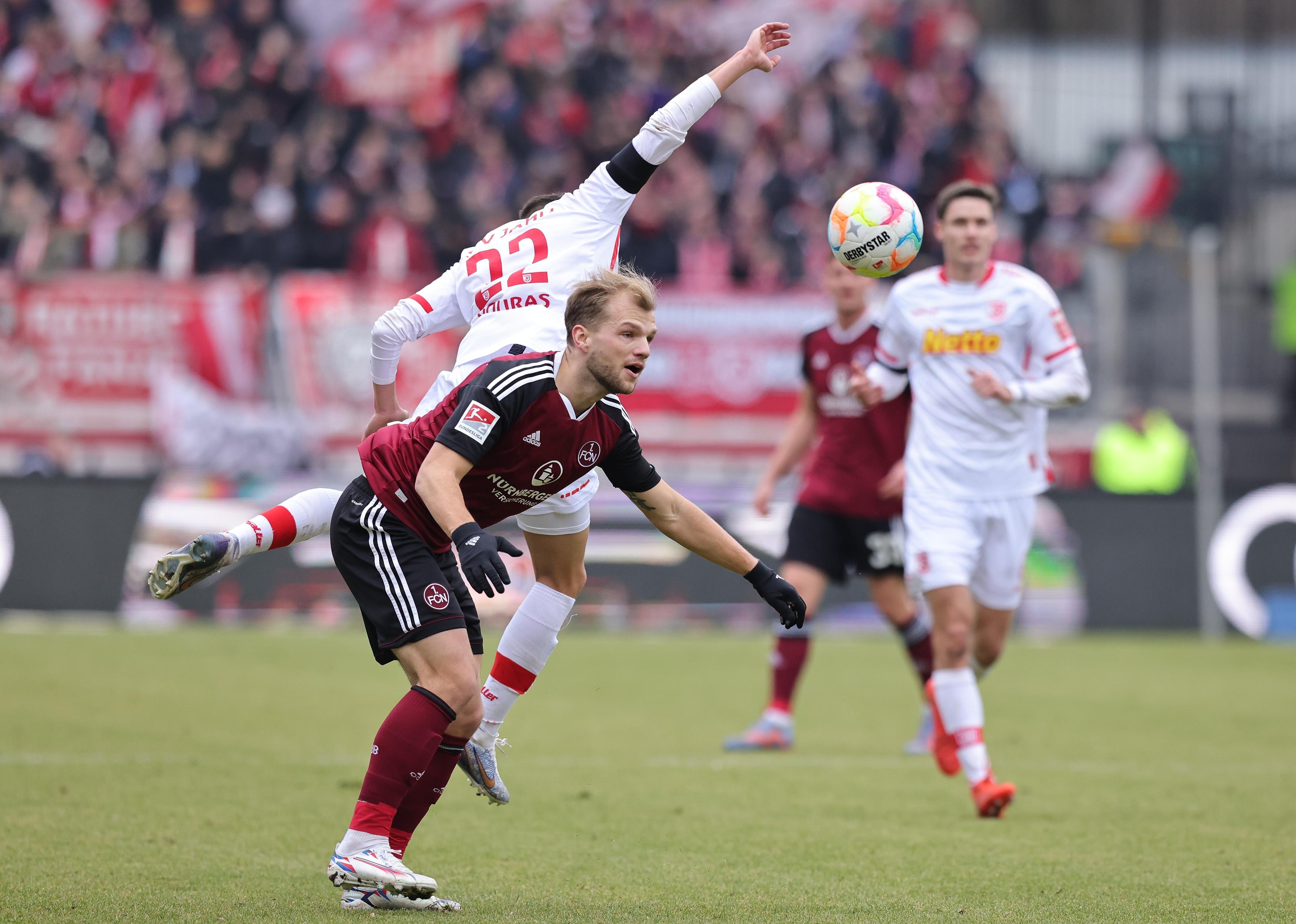Eine mögliche Erklärung für den müden Start beim FCN: Gleich neun Mann aus dem Pokalspiel vom Mittwoch starten auch gegen Regensburg. Neun Spieler, die mit 120 Minuten in den Beinen die Euphorie aus dem Elfmeterschießen mit in dieses Kellerduell nehmen sollen.  