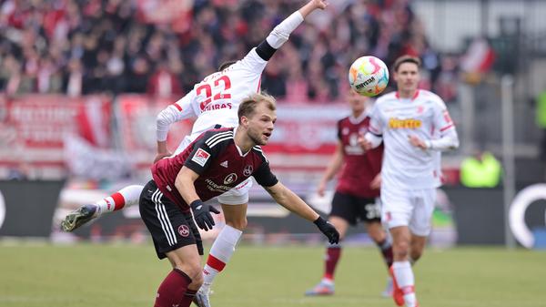 Eine mögliche Erklärung für den müden Start beim FCN: Gleich neun Mann aus dem Pokalspiel vom Mittwoch starten auch gegen Regensburg. Neun Spieler, die mit 120 Minuten in den Beinen die Euphorie aus dem Elfmeterschießen mit in dieses Kellerduell nehmen sollen.