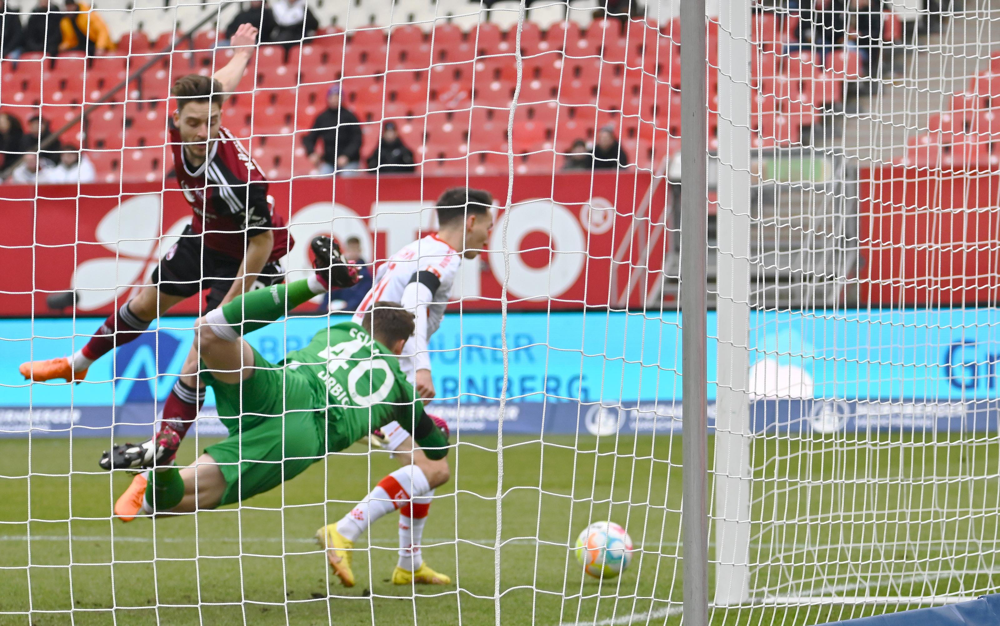 Das klappt in der Anfangsphase nur bedingt. In der 22. Minute bekommt Lukas Schleimer, einer von nur zwei Neuen im Vergleich zum Pokalspiel am Mittwoch, den Ball im Zentrum und kommt zum Abschluss. Für Regensburgs Torhüter Jonas Urbig kein größeres Problem: Der 19-Jährige hat die Kugel aber im Nachfassen.  