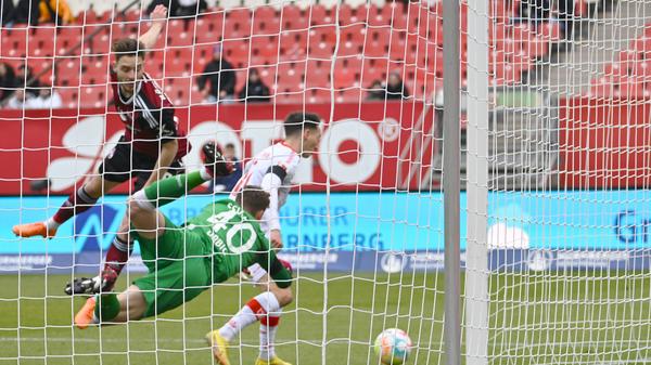 Das klappt in der Anfangsphase nur bedingt. In der 22. Minute bekommt Lukas Schleimer, einer von nur zwei Neuen im Vergleich zum Pokalspiel am Mittwoch, den Ball im Zentrum und kommt zum Abschluss. Für Regensburgs Torhüter Jonas Urbig kein größeres Problem: Der 19-Jährige hat die Kugel aber im Nachfassen.