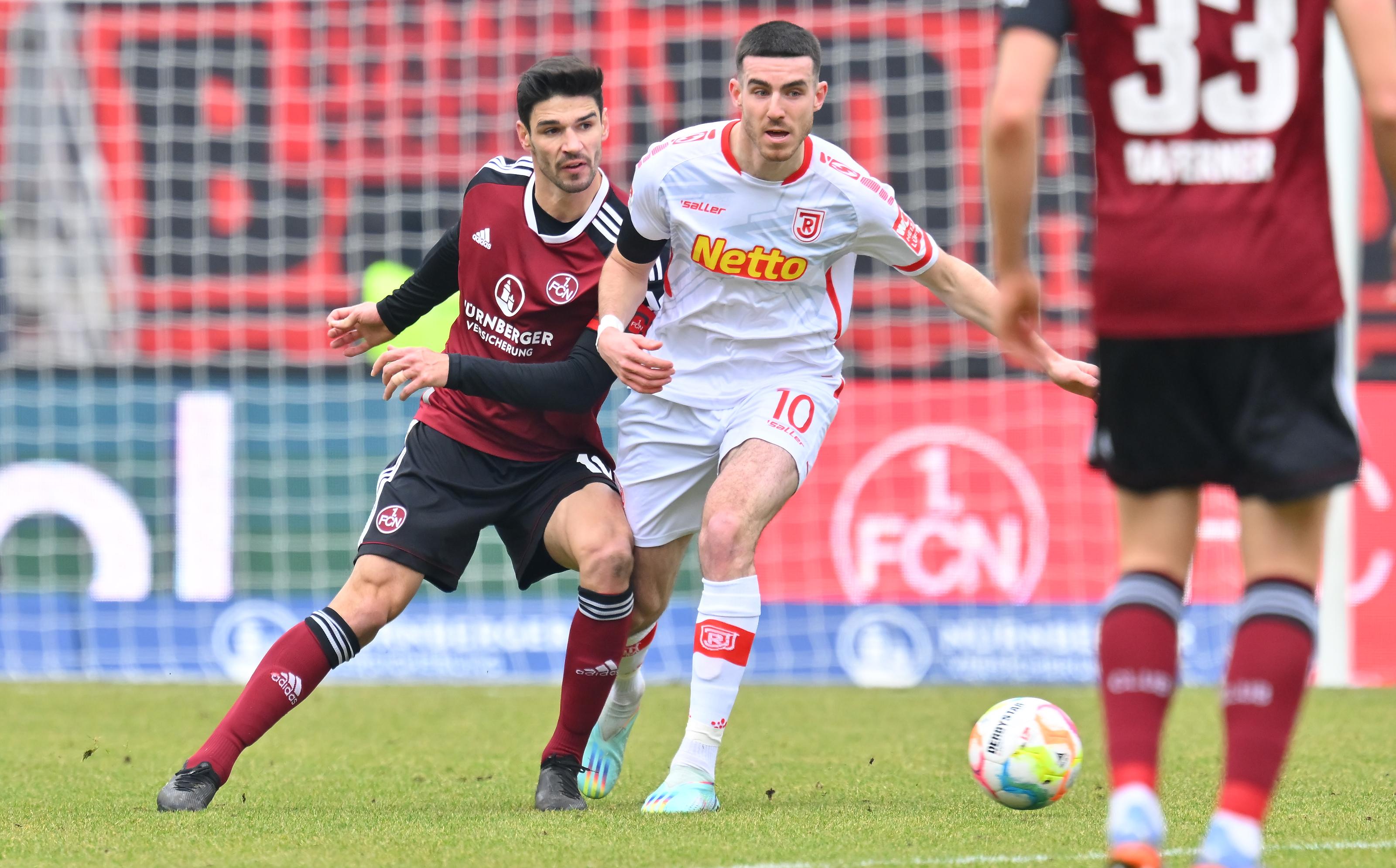 Nach sechs Minuten jubeln die Gäste bereits: Kaan Caliskaner hebt das Leder über Club-Keeper Peter Vindahl Jensen hinweg ins Tor - doch die Fahne des Schiedsrichter-Assistenten geht hoch. Abseits, der Treffer für die Regensburger zählt nicht, der Club atmet durch.  