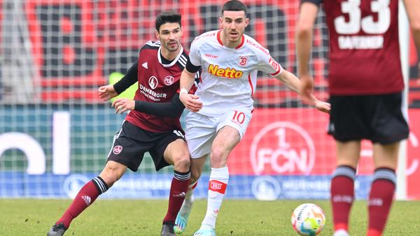 Nach sechs Minuten jubeln die Gäste bereits: Kaan Caliskaner hebt das Leder über Club-Keeper Peter Vindahl Jensen hinweg ins Tor - doch die Fahne des Schiedsrichter-Assistenten geht hoch. Abseits, der Treffer für die Regensburger zählt nicht, der Club atmet durch.