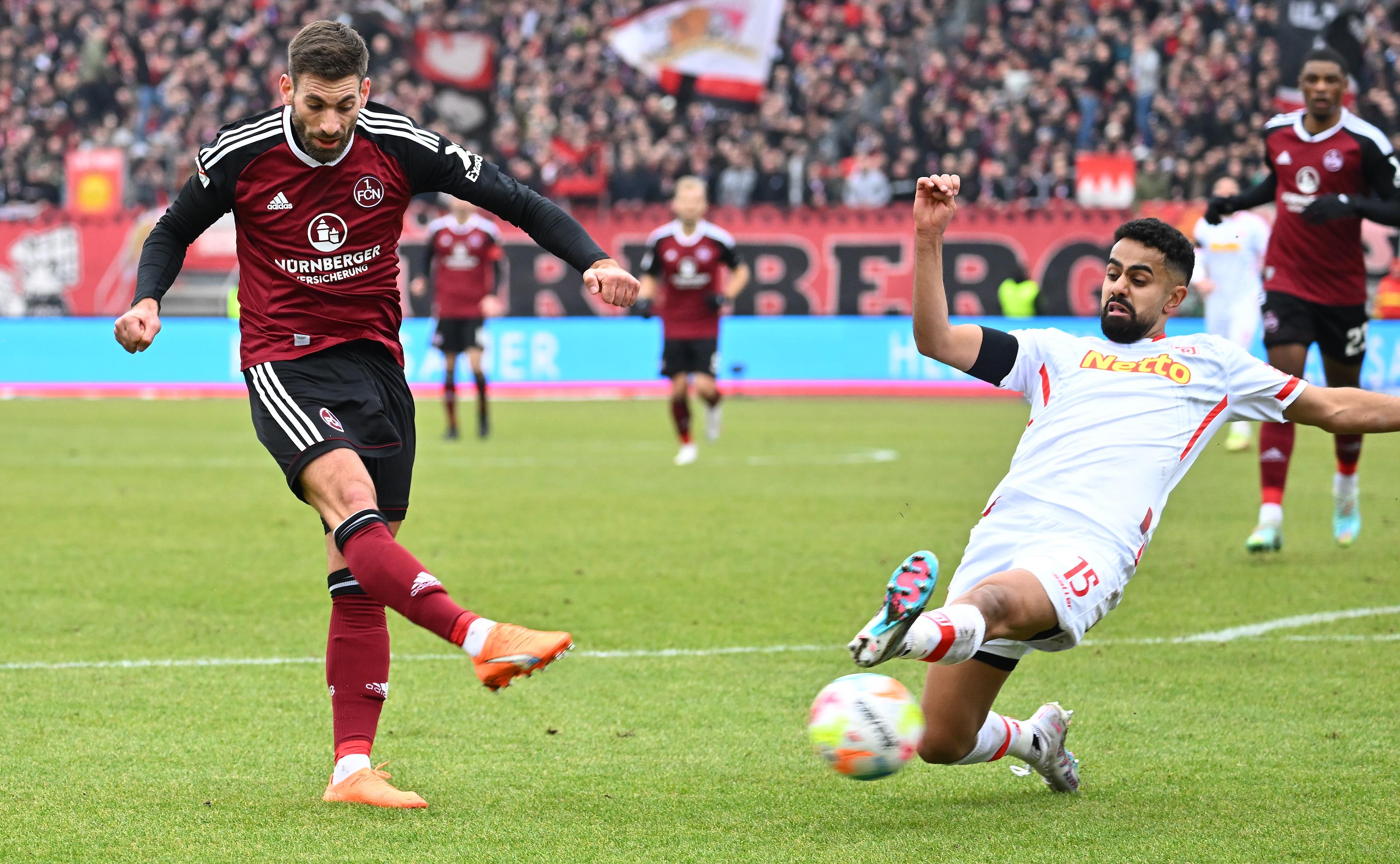 In der 34. Minute prüft der Club Urbig dann erneut: Kwadwo Duah passt auf Enrico Valentini, der im Strafraum genug Zeit und Platz für den Abschluss bekommt. Der junge Jahn-Keeper ist aber schnell unten, entschärft Valentinis Versuch und hält so das 0:0 fest.  