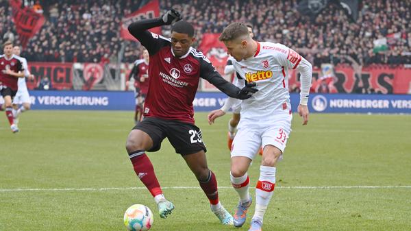 Das bis dato letzte Liga-Tor der Nürnberger? Fast drei Monate her. Am Sonntag, dem 13. November 2022 traf Kwadwo Duah um 14.47 Uhr zum zwischenzeitlichen 2:0 gegen den SC Paderborn. Gelingt dem Schweizer nun ein ähnlicher Erfolg? Oder sorgt ein Mitspieler für den so wichtigen Treffer? Die zweite Halbzeit wird es zeigen.