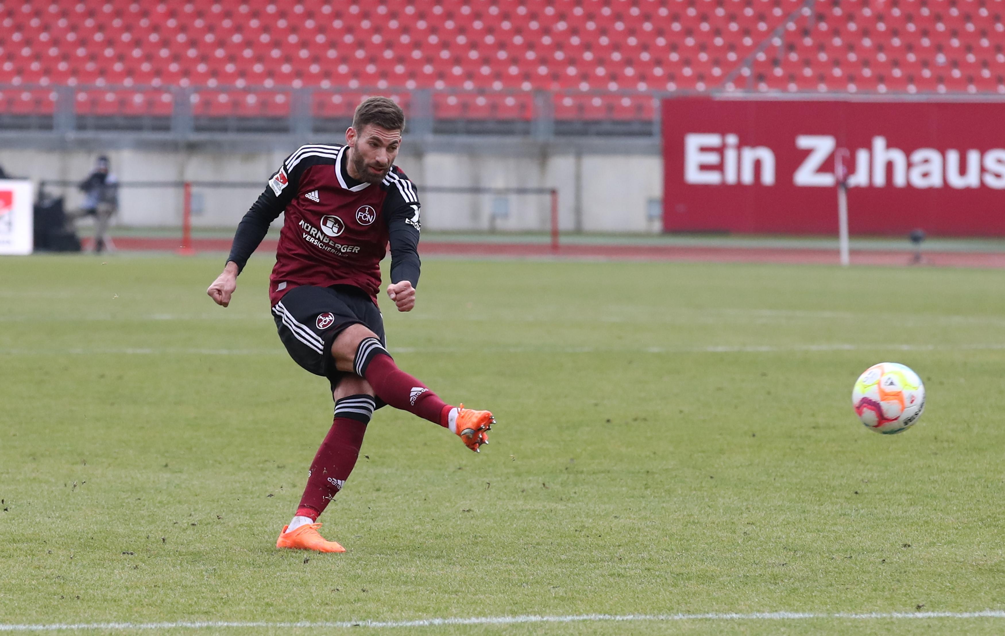 In der 56. Minute ist es tatsächlich ein Mitspieler: Valentini bekommt die Kugel nach einer Geis-Ecke außerhalb des Strafraums, schießt aus etwa 19 Metern einfach mal auf das Regensburger Tor - und darf zunächst zusehen, wie der Ball im rechten Eck einschlägt und danach zum Torjubel abdrehen.