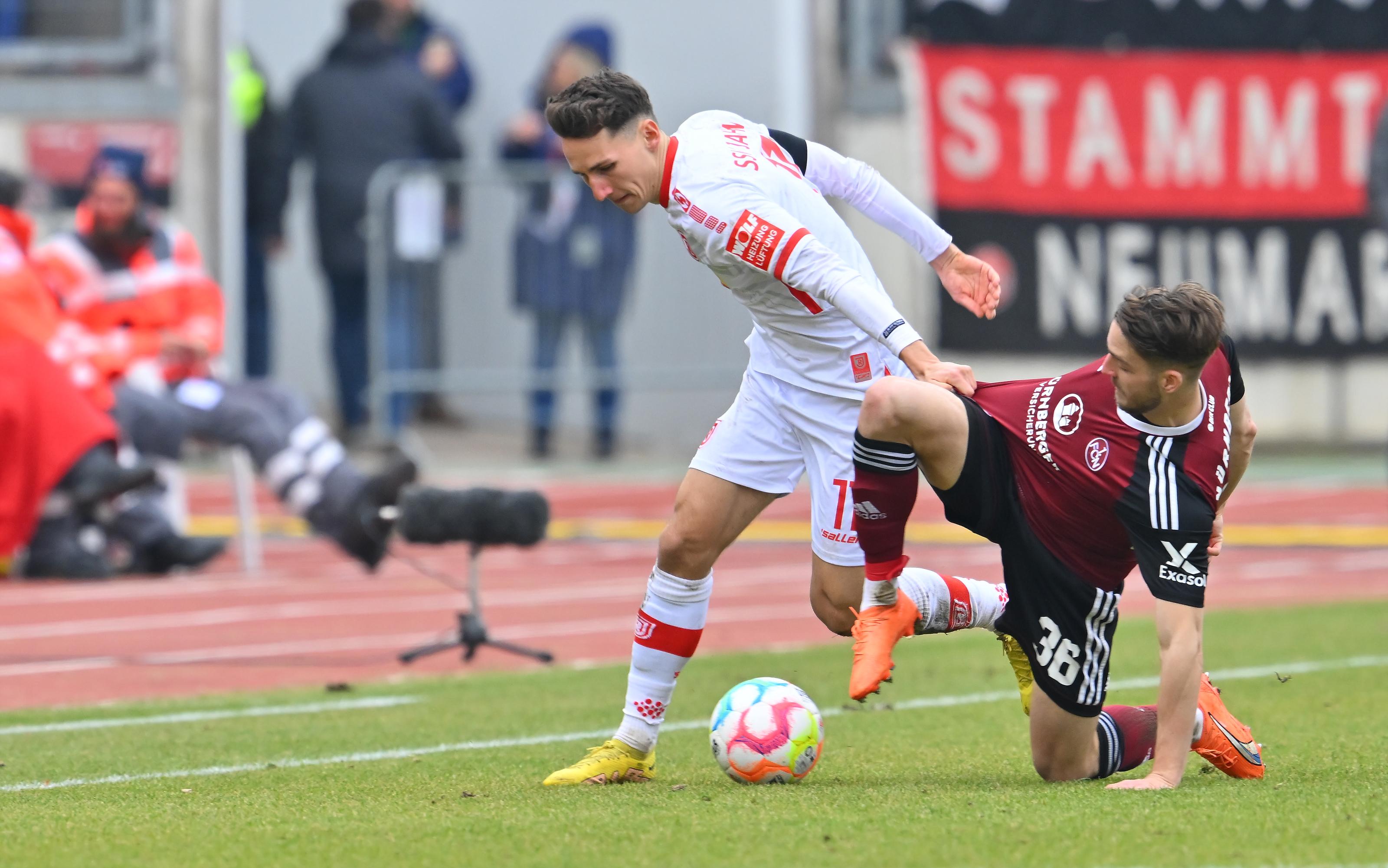 Nun sind die Gäste gefragt, die in der ersten Stunde dieser Partie nicht so recht ins Spiel finden wollten. Wird's in der Schlussphase besser, kommt der Club gar noch einmal in Gefahr?