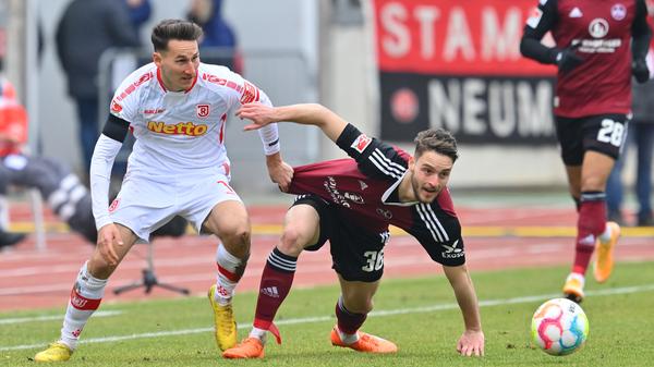 Eines wird deutlich: In einen Rausch spielt sich der fränkische Altmeister heute nicht mehr. Zu Beginn der Schlussphase ergeben sich immer wieder gute Kontermöglichkeiten, ausgespielt werden diese vom Club allerdings sehr schwach. Was für Unmut auf den Rängen im Max-Morlock-Stadion sorgt.