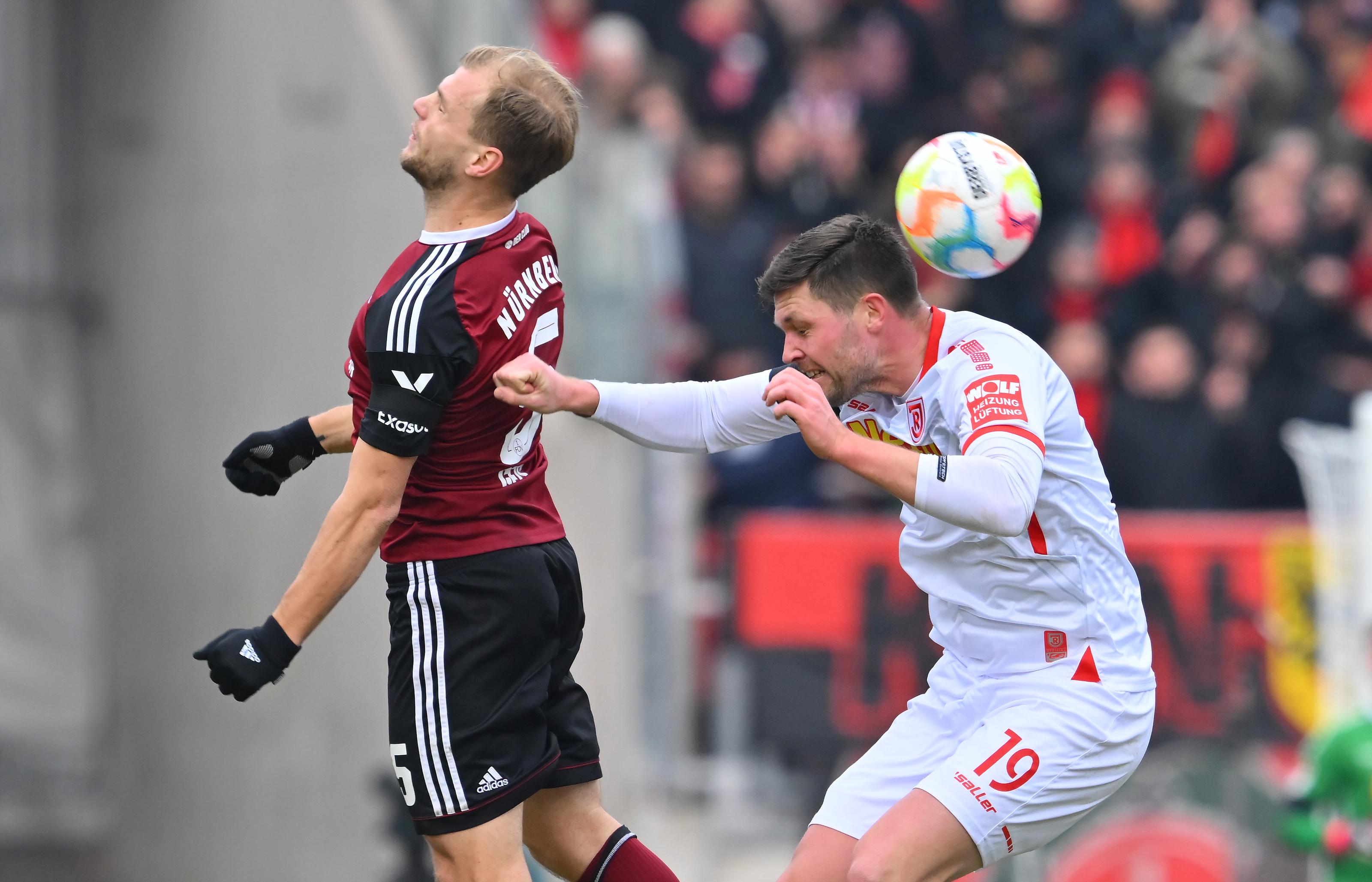 Eine Schlussoffensive ist bei Regensburg indes nicht zu erkennen. Wie auch beim FCN läuft beim Jahn vieles über das Prinzip Zufall, eine nennenswerte Chance ergibt sich nicht mehr.