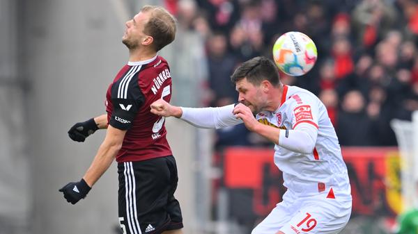 Eine Schlussoffensive ist bei Regensburg indes nicht zu erkennen. Wie auch beim FCN läuft beim Jahn vieles über das Prinzip Zufall, eine nennenswerte Chance ergibt sich nicht mehr.