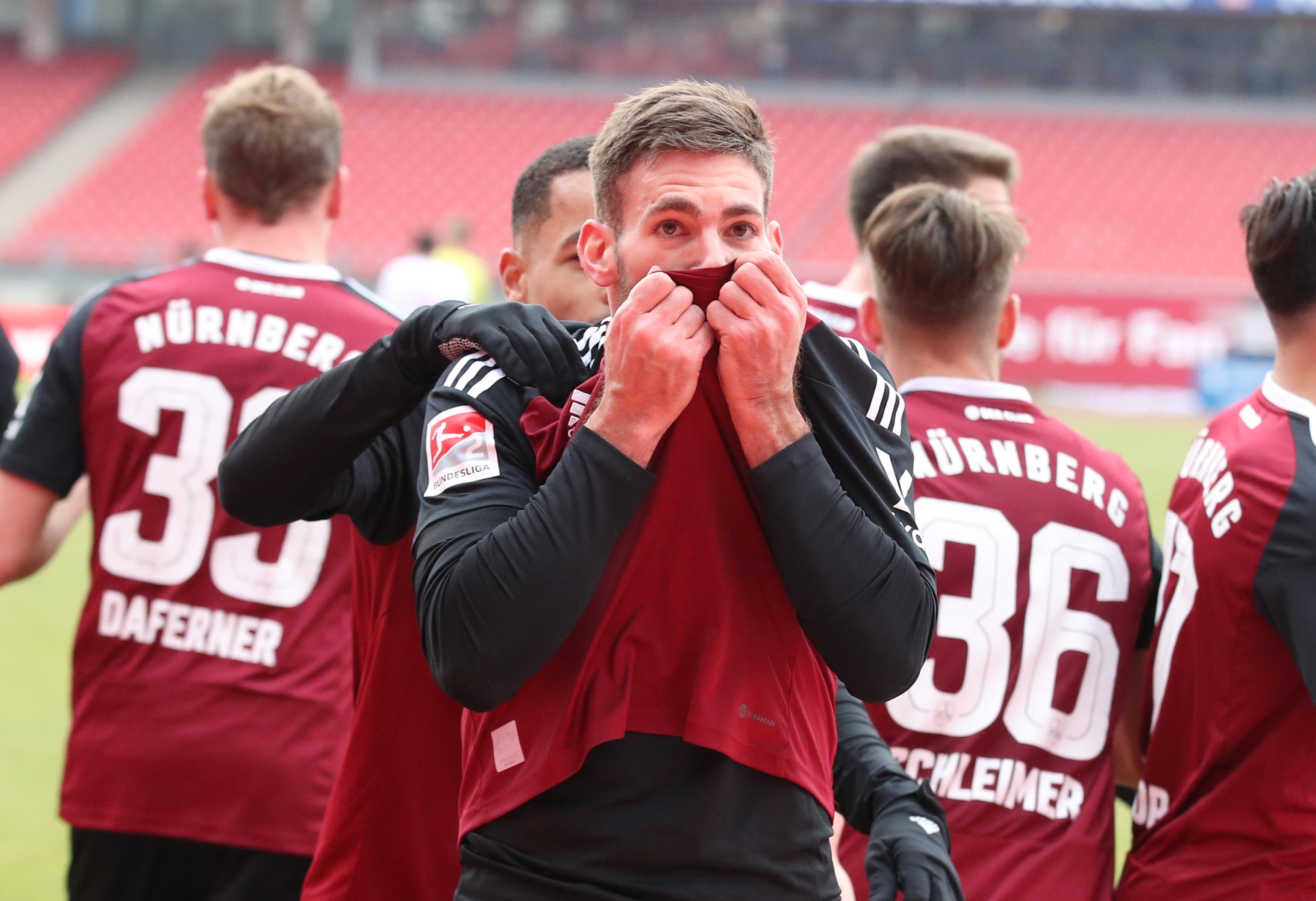 Das war's dann! Der 1. FC Nürnberg feiert den glanzlosen 1:0-Sieg, der vor allem drei wichtige Punkte bringt. Der neunmalige Deutsche Meister schiebt sich damit auf Platz 13 der Tabelle, zwei Punkte vor der Gefahrenzone, und kann sich nun mit etwas mehr Ruhe auf die nächste Partie vorbereiten: Am kommenden Sonntag geht's in Heidenheim weiter.
