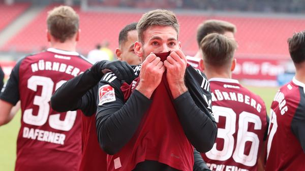 Das war's dann! Der 1. FC Nürnberg feiert den glanzlosen 1:0-Sieg, der vor allem drei wichtige Punkte bringt. Der neunmalige Deutsche Meister schiebt sich damit auf Platz 13 der Tabelle, zwei Punkte vor der Gefahrenzone, und kann sich nun mit etwas mehr Ruhe auf die nächste Partie vorbereiten: Am kommenden Sonntag geht's in Heidenheim weiter.