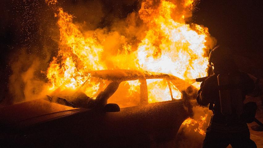 Fahrzeugbrand: Elektroautos brennen nicht häufiger als Verbrenner, aber anders.