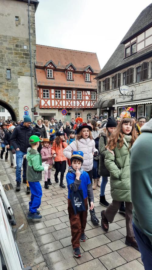 Altdorf, helau! Kinderfaschingsumzug zog mit viel Kamelle durch die Innenstadt