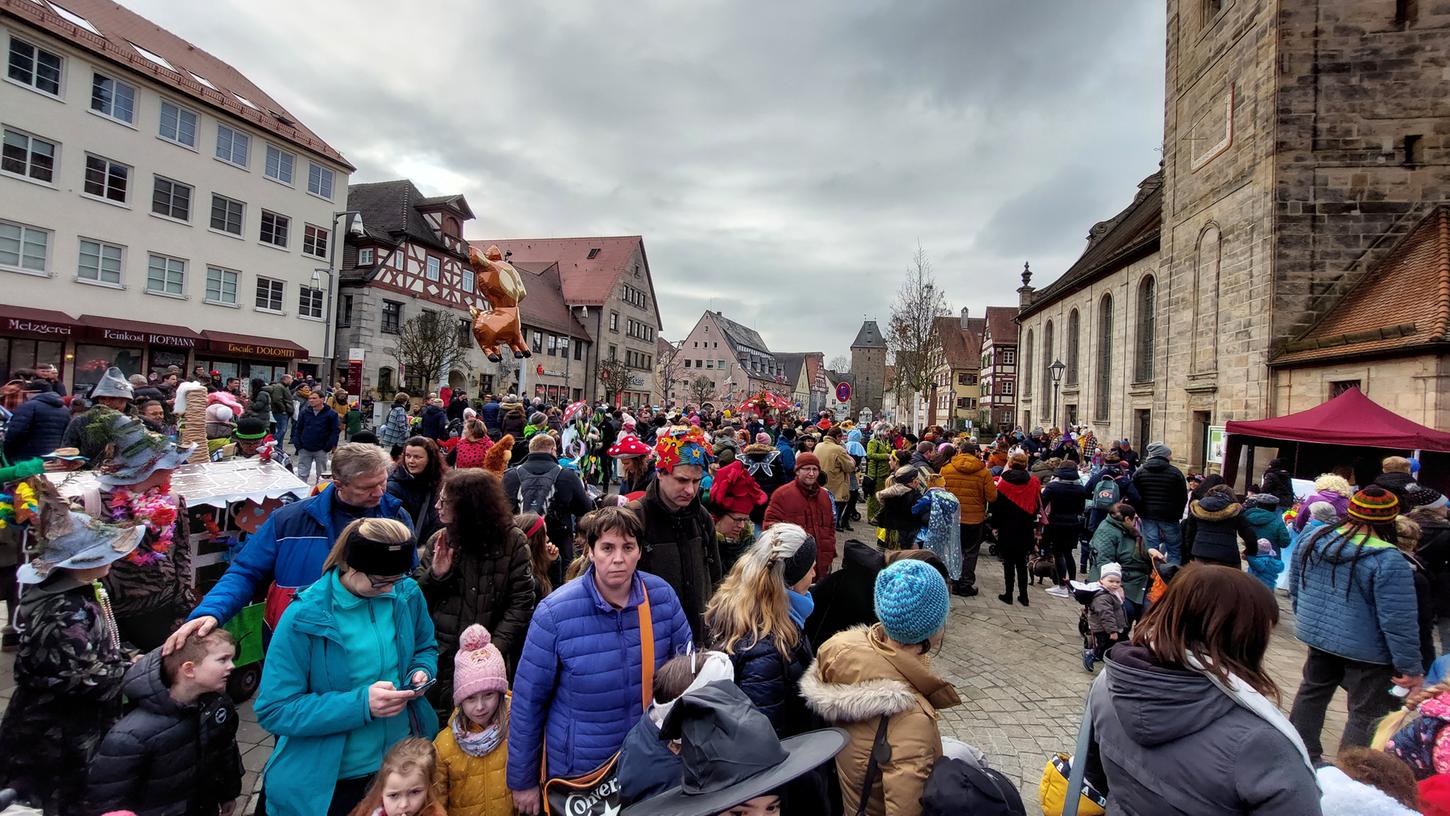 Der Marktplatz in Altdorf war voll, als der Faschingsumzug dort endete und die Party begann.
