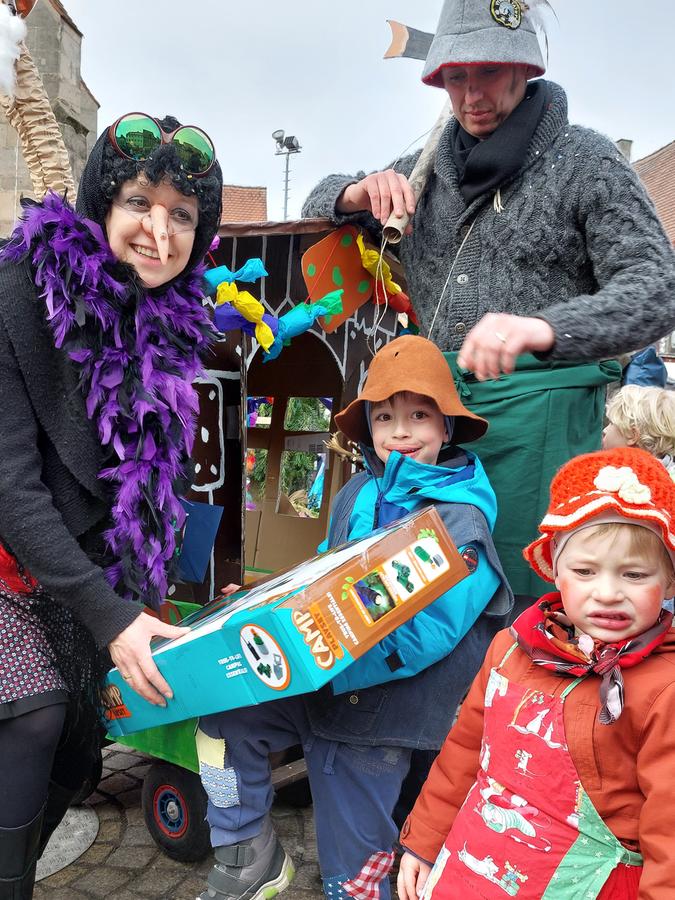 Glückliche Gewinner: Tina, Justus, Stefan und Theo Himmer (v.l.) gewinnen beim Bollerwagen-Wettbewerb Glückliche Gewinner: Tina, Justus, Stefan und Theo Himmer (v.l.) gewinnen beim Bollerwagen-Wettbewerb