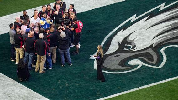 Nach Herzstillstand: NFL-Star Hamlin mit emotionalem Auftritt beim Super Bowl