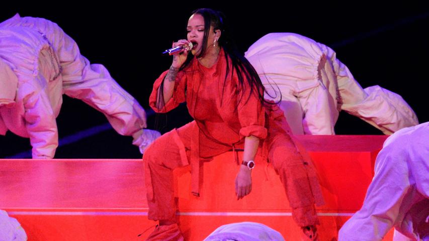 Ein Bühnenbild, das rot strahlt - dem großen Comeback angemessen. Auch die Sängerin sorgt im knallroten Outfit für Farbakzente.