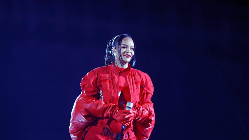 Spektakulär ist aber nicht nur die Show: Fans erahnen einen Schwangerschaftsbauch bei der Sängerin. Und später bestätigt ihr Management auch: Rihanna ist wieder schwanger. Im Mai 2022 wurde sie das erste Mal Mutter.