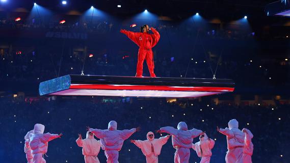 Knallig rot mit süßer Überraschung: Das war Rihannas spektakuläre Halbzeit-Show beim Super Bowl