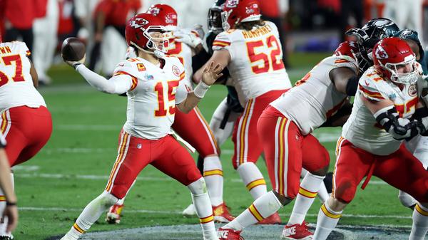 Mittendrin: Superstar-Quarterback Patrick Mahomes, der seine Kansas City Chiefs aufgrund einer starken zweiten Halbzeit zum Sieg führt.