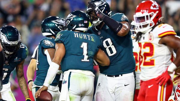 Selbst eine historisch starke Performance von Eagles-Quarterback Jalen Hurts kann Philadelphias Niederlage nicht verhindern. Am Ende erläuft Hurts 70 Yards, wirft für weitere 304 Yards und erzielt vier Touchdowns.