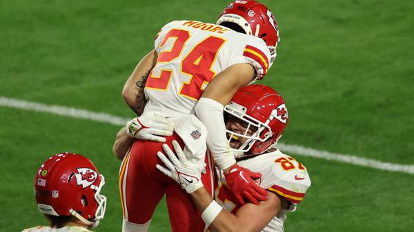 Feiern lassen dürfen sich im weiteren Verlauf dann aber die Kansas City Chiefs. Wide Receiver Skyy Moore bringt Kansas City im letzten Viertel erstmals in Führung - 35:27 heißt es mit noch etwas mehr als neun Minuten auf der Uhr.