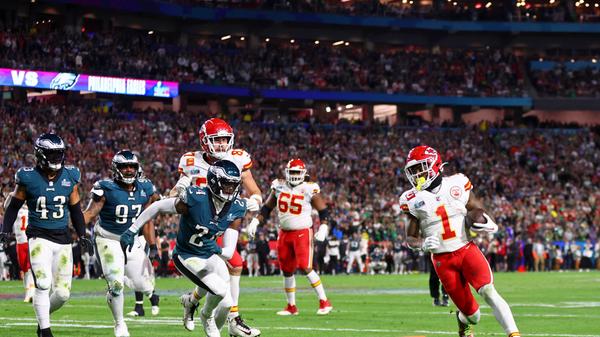 ...bleibt Kansas City bei seinem letzten Ballbesitz der Partie cool. Anstatt früh zu punkten und Philadelphia damit den Ball vorzeitig wiederzugeben, perfektionieren die Chiefs auch das Spiel mit der Uhr.
