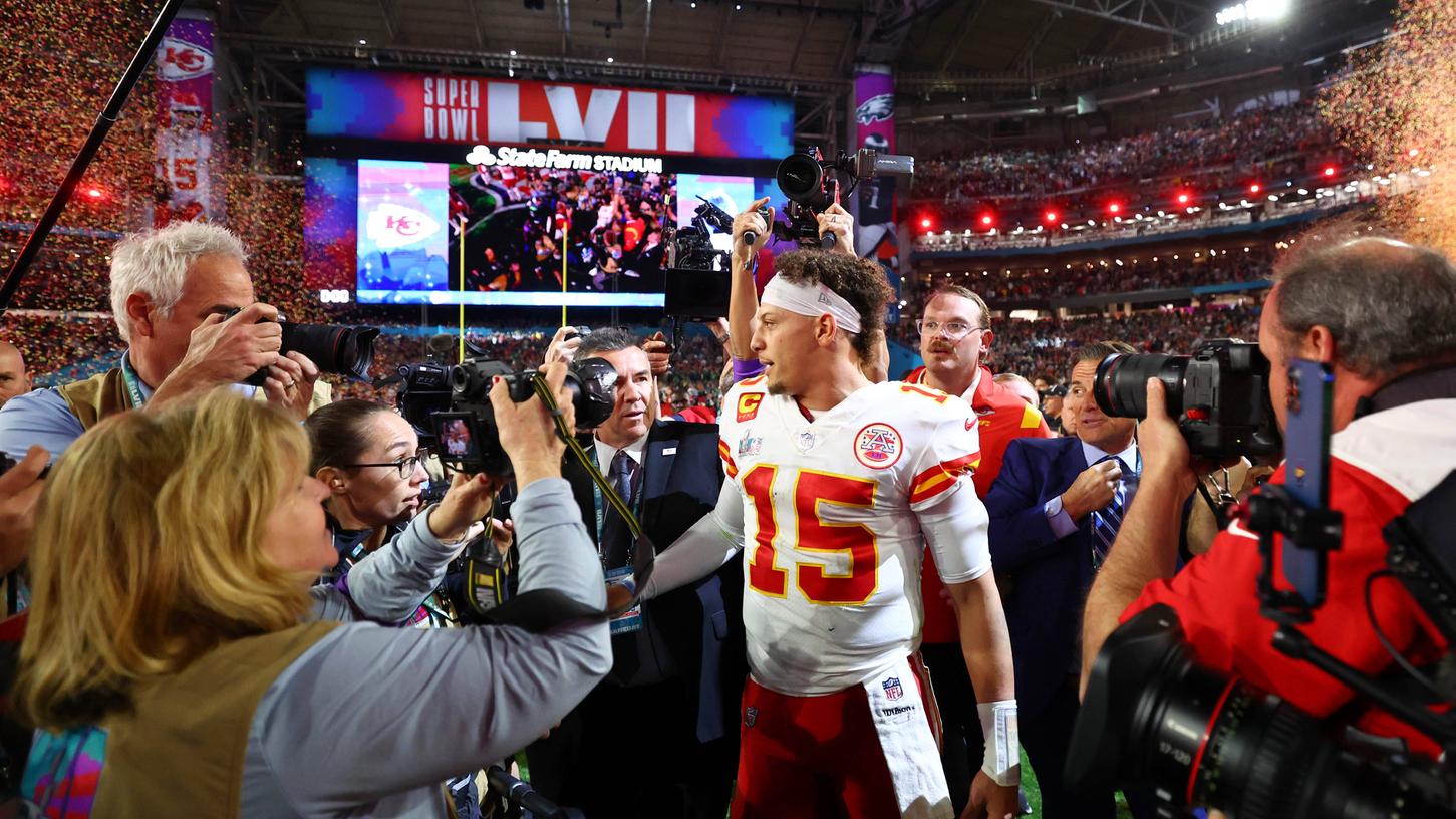 Der Super-Bowl-Sieger kommt nach Frankfurt: Patrick Mahomes und seine Kansas City Chiefs werden in Deutschland auf die Dolphins treffen. Der Super-Bowl-Sieger kommt nach Frankfurt: Patrick Mahomes und seine Kansas City Chiefs werden in Deutschland auf die Dolphins treffen.