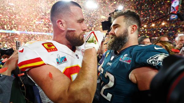 Das Bruderduell zwischen Travis und Jason Kelce war im Vorfeld ein großes Thema. Mit viel Respekt begegnen sich die Kontrahenten nach dem Spiel auf dem Feld.