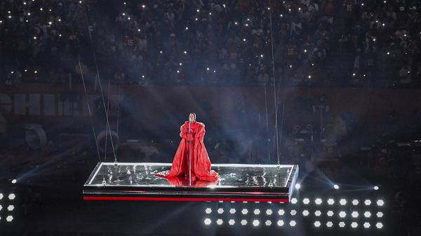 Mindestens genauso gespannt erwartet wie das Spiel selbst wird auch jedes Jahr die Halbzeit-Show. Am Sonntagabend tritt im State Farm Stadium in Glendale Rihanna auf. Details zu ihrer Halbzeit-Show finden Sie hier.