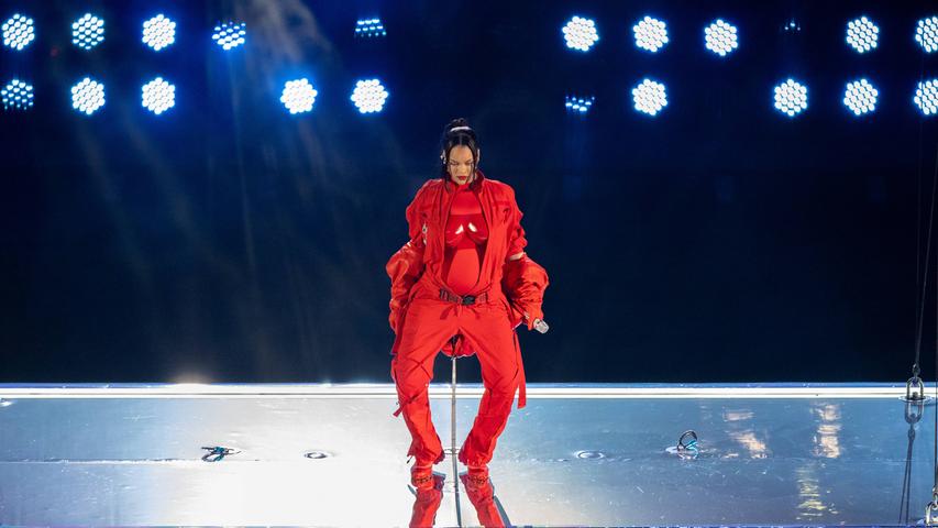 Eine süße Überraschung wird in der Halbzeit-Show publik: Rihannas rotes Outfit kann einen kleinen Baby-Bauch nicht verstecken. Und nach dem Auftritt bestätigt ihr Management: Die Pop-Ikone ist tatsächlich schwanger und erwartet ihr zweites Kind.