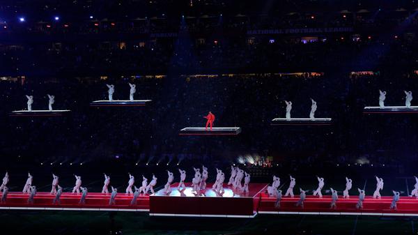 Bei ihrem Comeback legt die 34-Jährige eine energiegeladene Show mit spektakulärem Bühnenbild und treffsicherer Song-Auswahl hin.
