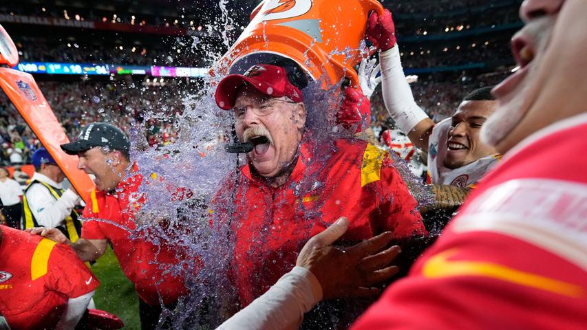 Andy Reid, Cheftrainer der Kansas City Chiefs, wird nach dem Sieg traditionsgemäß mit Gatorade übergossen.