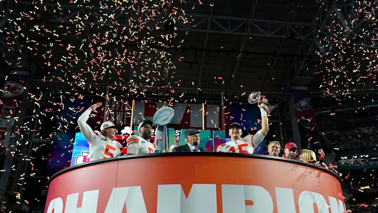 Die Kansas City Chiefs feiern ausgelassen den Sieg im Super Bowl LVII.