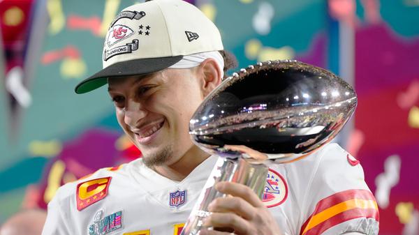 Ausnahme-Quarterback Patrick Mahomes hält die Trophäe nach dem Sieg.