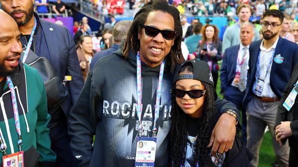 Zahlreiche Menschen verfolgten den diesjährigen Super Bowl live vor Ort. Hier der US-Rapper und Musikproduzent Jay-Z mit seiner Tochter Blue Ivy.