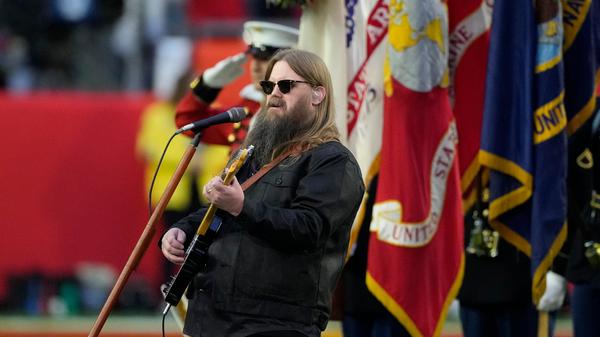 Der achtmalige Grammy-Gewinner Chris Stapleton singt die Nationalhymne vor dem Super-Bowl-Spiel und bringt den Eagles-Coach zum Weinen.