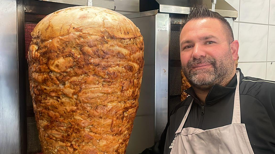 Deniz Özturk verschenkt in seinem Laden "Mr. Döner und Pizza" in Obertraubling Essen an Menschen, die es sich nicht leisten können.