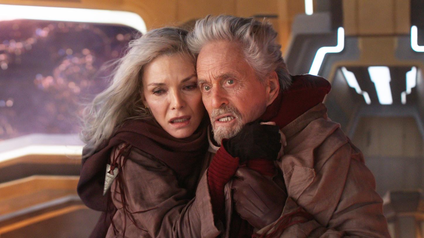 Sieht nun wirklich nicht nach einem Marvel-Film, ist aber einer: Michelle Pfeiffer und Michael Douglas in einer Szene von "Ant-Man and The Wasp: Quantumania".